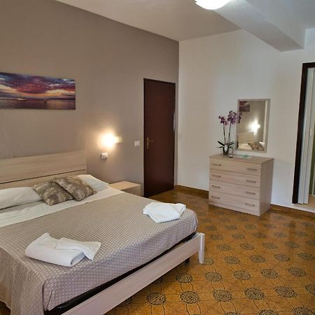 Hôtel La Ruota à Oliveri Extérieur photo