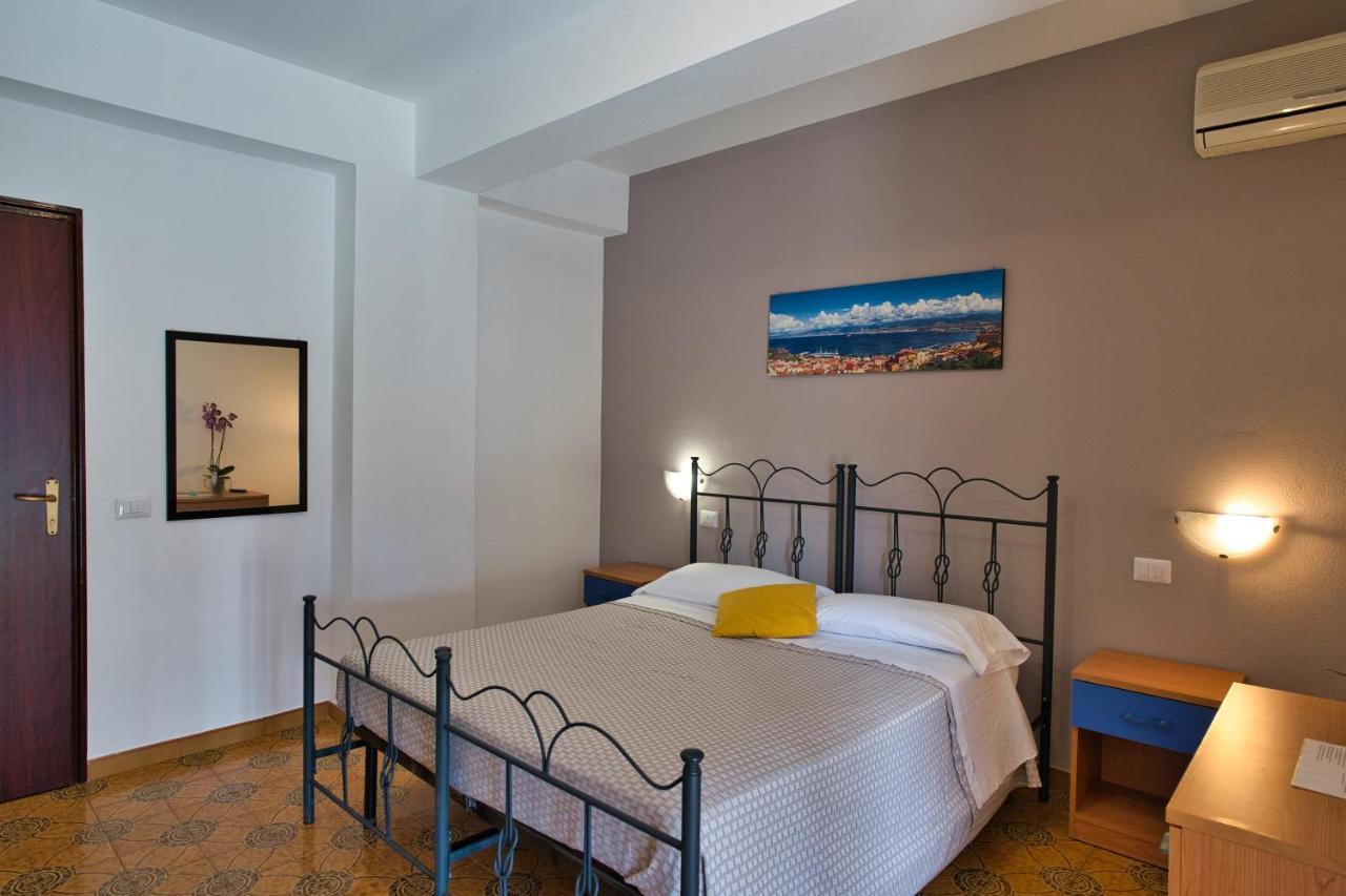 Hôtel La Ruota à Oliveri Extérieur photo